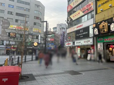 レッドへの道順 4／6：渡ったら左折します。