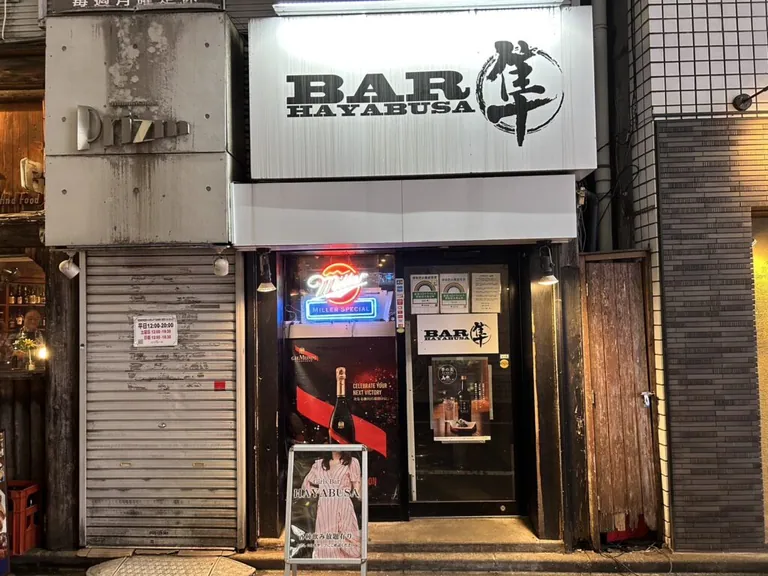ハヤブサの店内
