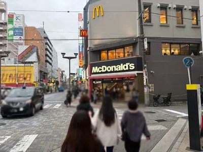 スリーパークへの道順 3／4：一つ目の十字路を直進します。