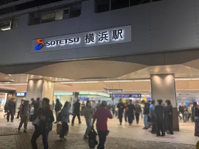 ピクシーへの道順 1／7：各線「横浜駅」みなみ西口を出ます。