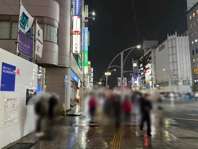 リップルへの道順 3／7：左手の一つ目の路地を越えて直進を続けます。