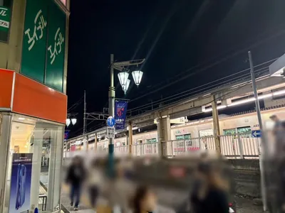 千歳烏山　アフタールームへの道順 2／3：駅を背にして右手に進み、線路沿いを進みます。