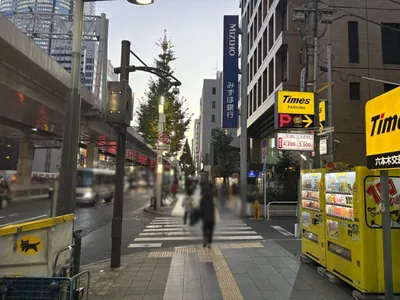 カノンへの道順 2／3：出口を背にして直進し一つ目の右手路地を右折します。