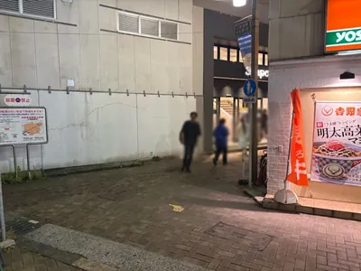 小岩　エンペラーズラウンジ （Emperor’s Lounge）への道順 3／6：左手路地を進みます。