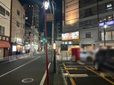 新小岩　シェリスへの道順 8／8：路地が出てくるので、その目の前に新小岩シェリスの入る「三翔ビル」があります。