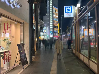 美人茶屋 （ビジンチャヤ）への道順 2／8：出口を右手にして交差点方面へ直進します。