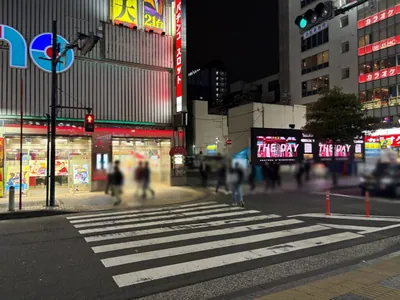二次元カノジョ （ニジゲンカノジョ）への道順 3／6：渡ったらすぐ左手の横断歩道を渡り、右折します。