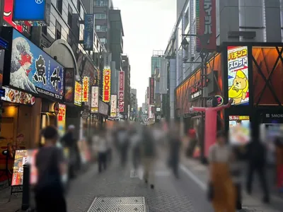 フローレンスクラブへの道順 5／6：右手の一つ目の路地を右折します。