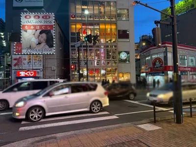 クリスタルシューズへの道順 5／8：渡ったら左手の横断歩道を渡ります。