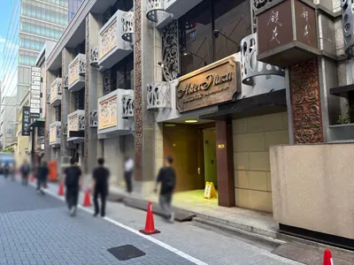 ラソへの道順 11／11：100メートルほど進むと右手に銀座ラソの入る「アスタープラザビル」があります。