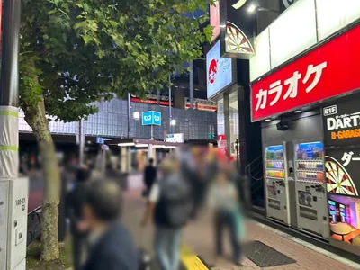 ヒルコレスナックへの道順 4／10：横断歩道を渡ったら左へ進みます。