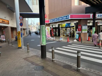 キャットコネクトへの道順 2／5：駅を背にして左手に進み、線路沿いを進みます。