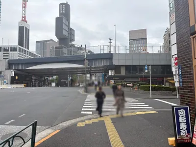 叡 （エイ）への道順 3／8：一つ目の横断歩道を渡ります。