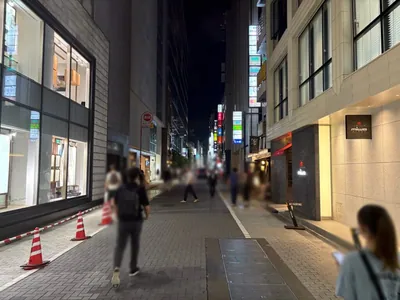 ラシャンブルへの道順 5／5：少し進むと右手に銀座ラシャンブルが入る「銀座タカハシビル」があります。