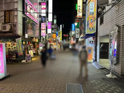 グレアへの道順 6／8：左手の二つ目の路地も越えて直進を続けます。