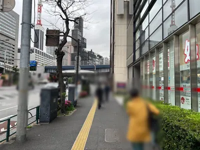 クラッシーへの道順 2／12：道路を左手に直進します。