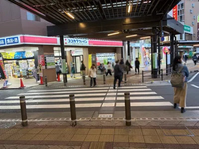 リュクスへの道順 2／5：駅を背にして、ロータリーを右手に直進します。