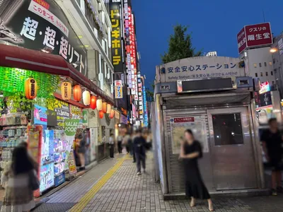 ソロモンへの道順 5／12：横断歩道を渡ったら右折します。