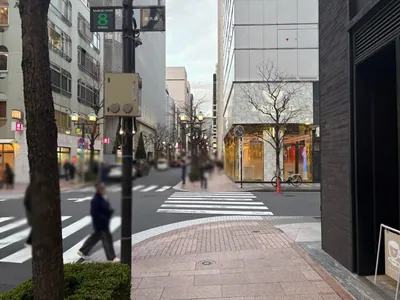 楪 （ユズリハ）への道順 10／11：一つ目の十字路を横断歩道を渡って右折します。