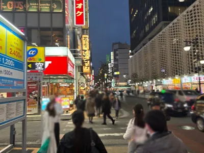 ヴァーゴへの道順 5／9：二つ目の左手路地を越えて直進します。