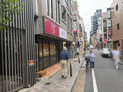 B4 （ビーフォー）への道順 8／8：少し進むと左手に上野B4が入る「加登屋こけしビル」があります。