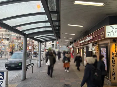アイへの道順 2／7：駅を背にして右手に進みます。