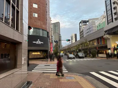 ストーリィへの道順 7／11：「難波橋」の交差点に出たら横断歩道を渡らずに左折します。