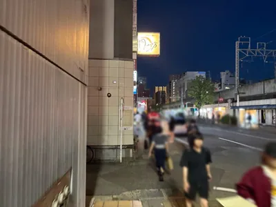ザクラスへの道順 8／15：左手一つ目の路地を越えて直進をします。