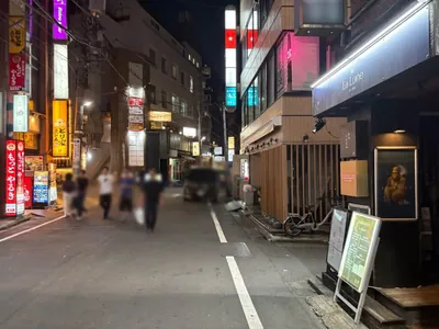 リンクへの道順 8／10：右手路地を越えて直進をします。