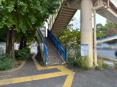 37 （サンナナ）への道順 5／8：交差点に出たら歩道橋を上り、反対側に渡ります。