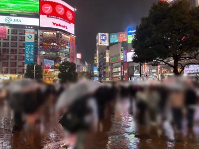マカロンへの道順 2／8：駅を背にしてスクランブル交差点方向に歩きます。