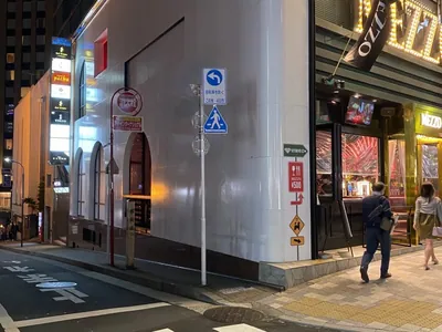 パシャへの道順 5／6：一つ目の路地を右折します。