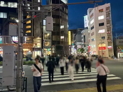 アドアへの道順 3／13：正面の横断歩道を渡ります。
