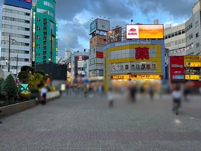アマンへの道順 2／9：駅を背中にして右へ進みます。
