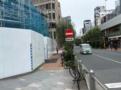 華れ （ハナレ）への道順 5／8：横断歩道を渡ったら右折します。