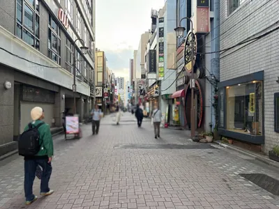 ルミナスへの道順 5／6：三つ目の左手路地を左折します。