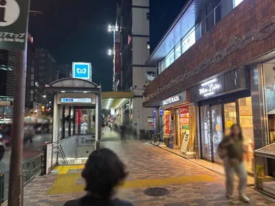 リンクへの道順 4／10：横断歩道を渡ったら左折します。