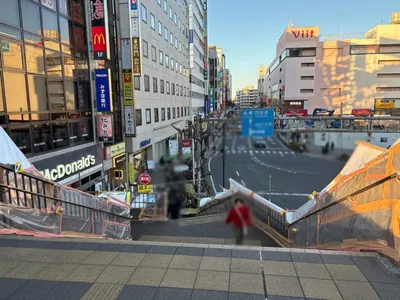 バーナーへの道順 3／9：突き当りを左折し、右手の階段を下ります。