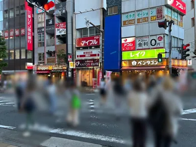 グリックスへの道順 4／6：正面に横断歩道が出てきたら渡って左折します。