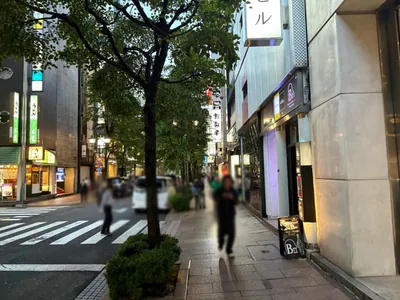 ピースへの道順 8／9：一つ目の左手路地を越えて直進します。