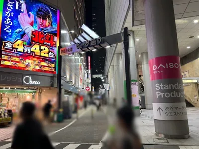 ハロへの道順 4／8：横断歩道を渡ったらマークシティの左脇の路地に入ります。