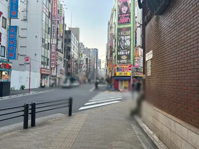 デイトナへの道順 2／5：駅を背にして右手に進みます。
