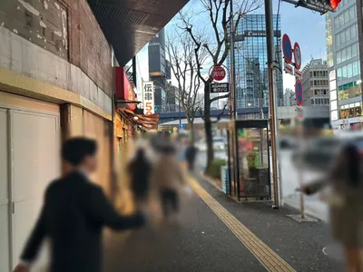帝 （ミカド）への道順 4／9：道路を右手に直進をします。