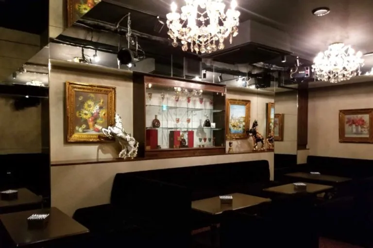 F4ラウンジ(エフフォーラウンジ)の店内