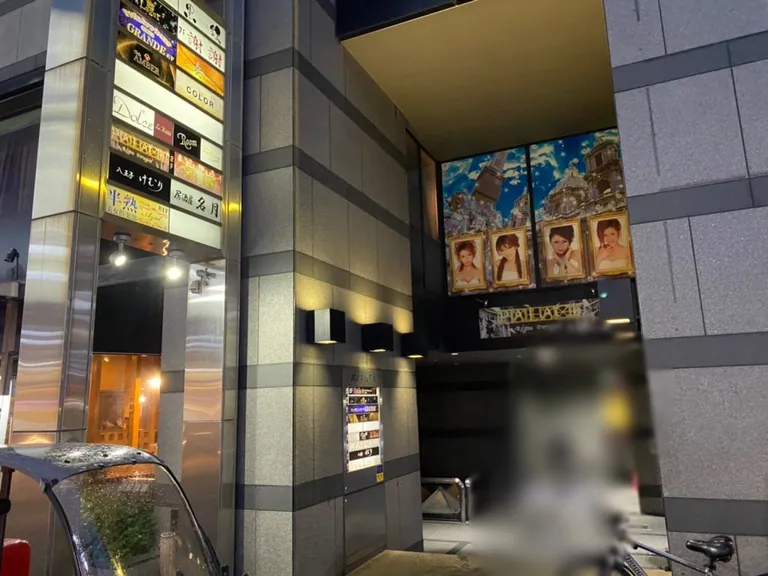 シャンデルの店内