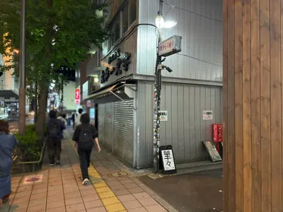 ガーデンへの道順 5／7：右手三つ目の路地を右折します。