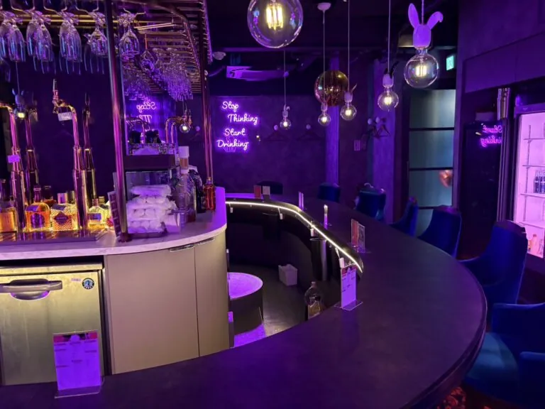 B4 （ビーフォー）の店内