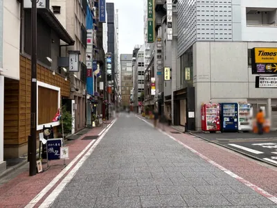 レオンへの道順 6／7：右手路地を越えて直進します。