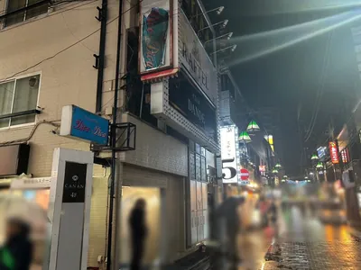 ブレスへの道順 6／6：左折後すぐ左手に町田ブレスの入る「東亜ビル」があります。