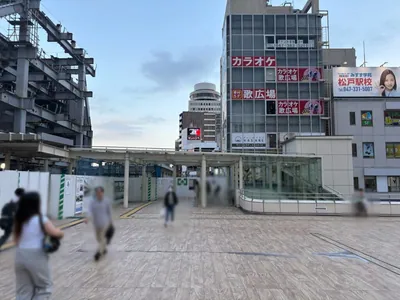 松戸　神楽 （カグラ）への道順 2／5：駅を背にして左に進みます。